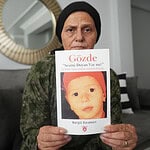 Gölcük Depremi’nde Kaybolan Kızı Gözde’yi 27 Yıldır Arıyor: Nurgül Karamert’in Evlat Nöbeti!