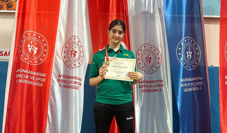 Kartepeli Karateci Hayrunisa Sadan ANALİG’de Türkiye Şampiyonu Oldu: Kocaeli Takımı Üçüncülük Elde Etti!