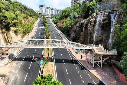 İzmit Santral Rampası 17 Yıl Sonra Yenilendi: Yüksek Eğime Özel Asfalt Serildi!