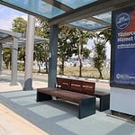 İzmit Tramvay Duraklarında Yetersiz Oturma Alanı Sorunu Çözülüyor: 24 Durağa Yeni Banklar Geliyor!
