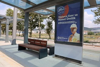 İzmit Tramvay Duraklarında Yetersiz Oturma Alanı Sorunu Çözülüyor: 24 Durağa Yeni Banklar Geliyor!