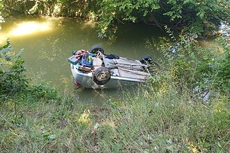 İzmit'te Otomobil Dereye Yuvarlandı, Sürücü Yaralandı