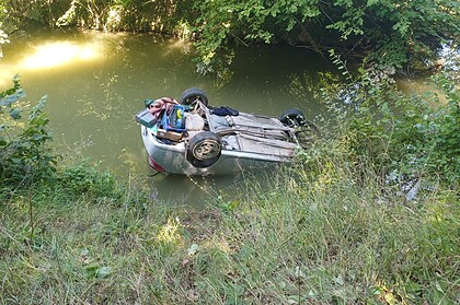 İzmit'te Otomobil Dereye Yuvarlandı, Sürücü Yaralandı
