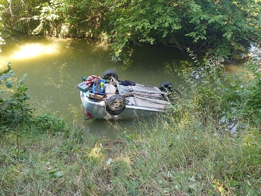 İzmit'te Otomobil Dereye Yuvarlandı, Sürücü Yaralandı