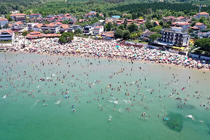 Kocaeli Kandıra Sahilleri Yazın Odak Noktası Oldu: Mavi Bayraklı Plajlara Ziyaretçi Akını!