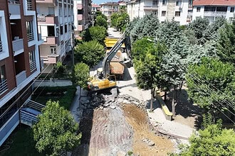 Karamürsel Belediyesi’nden Üstyapı Atılımı: Eski İzmit Caddesi Ve Helvacıoğlu Sokak’ta Yol Yenileme Çalışmaları!
