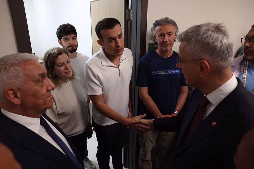 Sağlık Bakanı Kemal Memişoğlu'ndan Saldırıya Uğrayan Melih Meriç'e Hastane Ziyareti