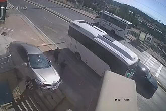 Kocaeli'de Otomobil Merdiven Boşluğuna Uçtu 2 Kişi Ezilmekten Saniyelerle Kurtuldu