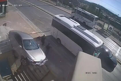 Kocaeli'de Otomobil Merdiven Boşluğuna Uçtu 2 Kişi Ezilmekten Saniyelerle Kurtuldu