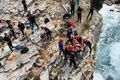 Kandıra Sahilinde Nefes Kesan Kurtarma! Sarp Kayalıklarda Mahsur Kalan Kişi İçin İtfaiye Seferber Oldu!
