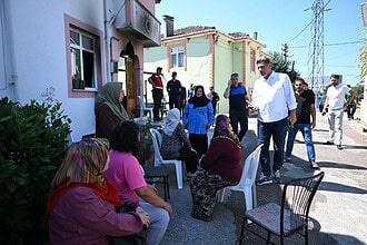 Kartepe Belediye Başkanı Mustafa Kocaman Uzuntarla Mahallesi’nde: Yangın Mağduru Vatandaşa Destek!