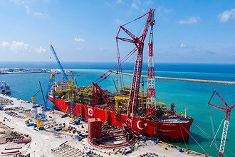 Karadeniz Doğal Gazında Tarihi Dönüm Noktası: Osman Gazi Yüzer Üretim Platformu'nda Alev Kulesi Montajı Tamamlandı!