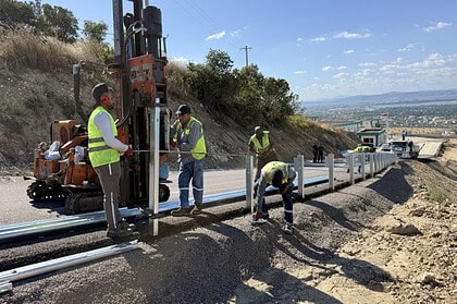 Otokorkuluklarla Yol Güvenliği Artırılıyor