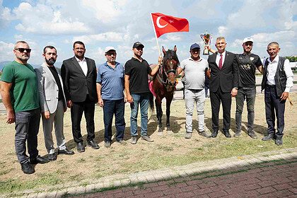 Gölcük'te Geleneksel Rahvan At Yarışları Heyecanı: Altın Kemeri Kazanan İsim Belli Oldu!