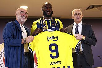 Fenerbahçe'nin Yeni Transferi Lukaku'ya İmza Töreni: Kocaeli Fenerbahçelilerini Heyecanlandıran Transfer!