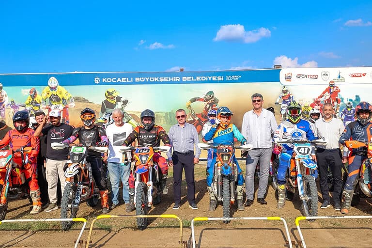 Türkiye Süper Enduro Şampiyonası İlk Gün Nefesleri Kesti: Startı Başkan Tahir Büyükakın Verdi!