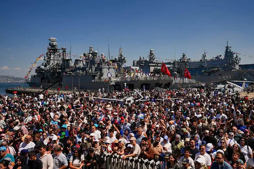 Binler Gölcük'e akın etti! TEKNOFEST Mavi Vatan 2026 İlk Günden Fotoğraflar!