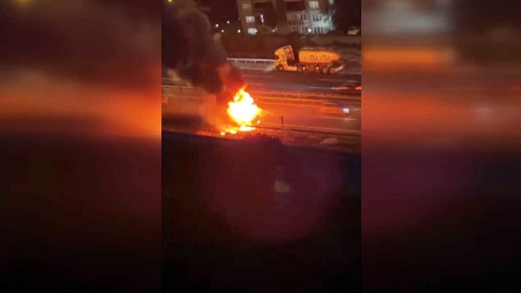 TEM Otoyolu Kocaeli Geçişinde Tır Alev Alev Yandı: Alevler Gökyüzünü Kapladı!