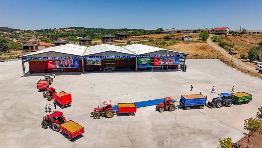 Kandıralı Çiftçiye 10 Milyon TL Ek Gelir: Büyükşehir’in Tarım Tesisi Meyvelerini Veriyor!