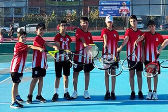 Körfez Belediyesi’nden Gençlere Ücretsiz Tenis Kursu: Kayıtlar İnternetten Başladı!