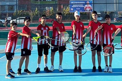 Körfez Belediyesi’nden Gençlere Ücretsiz Tenis Kursu: Kayıtlar İnternetten Başladı!