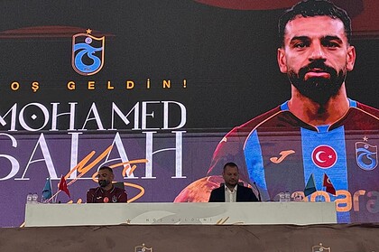 Trabzonspor'da Salah Yaklaşık 30 bin Taraftar Önünde İmza Attı