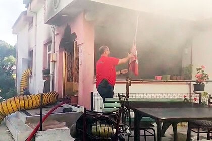 Kartepe’deki Ev Yangınında İtfaiyeciden Duygulandıran Türk Bayrağı Hassasiyeti!