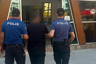 İzmit'te Polisten Kaçan Şüpheliler Kovalamaca Sonucu Yakalandı: 4 Yıl Hapis Cezası Bulunan Şahıs Tutuklandı!