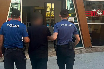 İzmit'te Polisten Kaçan Şüpheliler Kovalamaca Sonucu Yakalandı: 4 Yıl Hapis Cezası Bulunan Şahıs Tutuklandı!