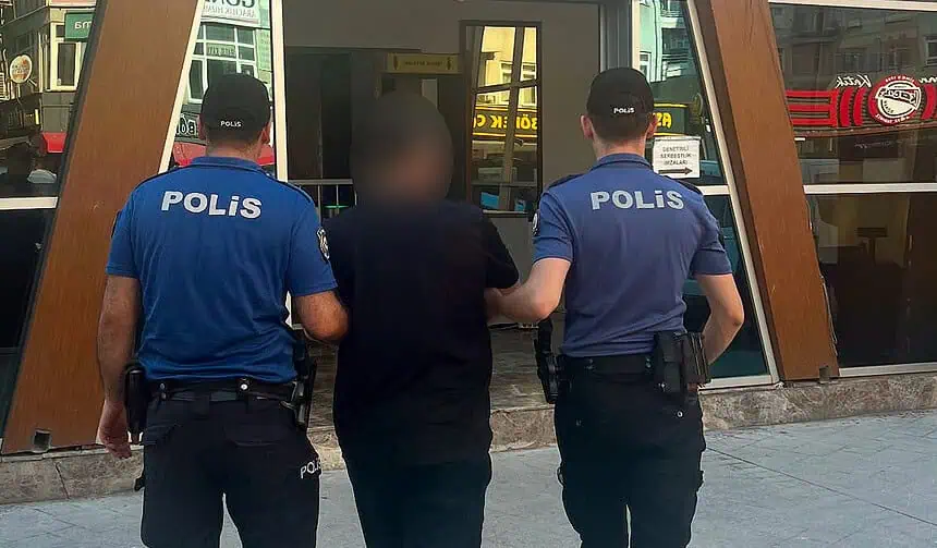 İzmit'te Polisten Kaçan Şüpheliler Kovalamaca Sonucu Yakalandı: 4 Yıl Hapis Cezası Bulunan Şahıs Tutuklandı!