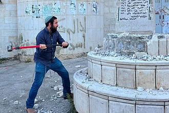 Aşırı Sağcı Vekil Sukkot, Batı Şeria'da Şehitler Anıtı'nı Balyozla Yıktı