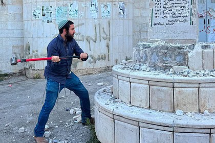 Aşırı Sağcı Vekil Sukkot, Batı Şeria'da Şehitler Anıtı'nı Balyozla Yıktı