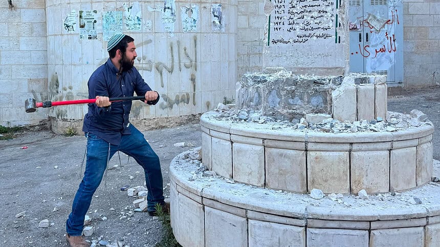 Aşırı Sağcı Vekil Sukkot, Batı Şeria'da Şehitler Anıtı'nı Balyozla Yıktı