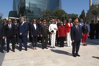 Bakü'de Zafer Bayramı Coşkusu: Türk Şehitliği'nde 104. Yıl Anıldı