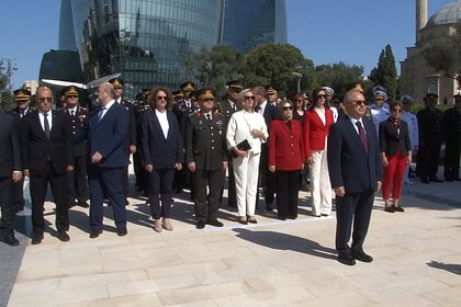 Bakü'de Zafer Bayramı Coşkusu: Türk Şehitliği'nde 104. Yıl Anıldı
