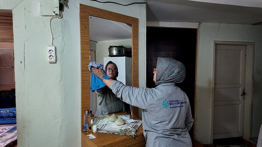 Büyükşehir 6 Ayda Yaklaşık 8 Bin Haneye Evde Bakım Hizmeti Ulaştırdı