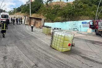 Dilovası'nda Çamaşır Suyu Tankı Yüklü Kamyon Devrildi: 1 Yaralı!