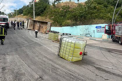 Dilovası'nda Çamaşır Suyu Tankı Yüklü Kamyon Devrildi: 1 Yaralı!