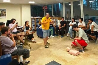 Havuzlarda Can Güvenliği Alarmı! Körfez'de Antrenörlerin İlk Yardım Bilgileri Tazelendi!