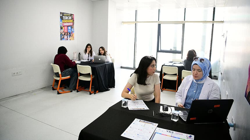 Çayırova'da Gençlik Merkezi 62 Öğrenciyi Üniversiteye Yerleştirdi