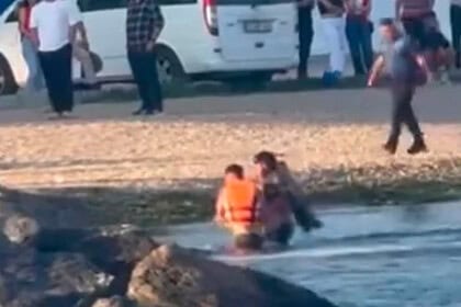 Darıca'da Denize Giren Genç Boğulmaktan Son Anda Kurtarıldı