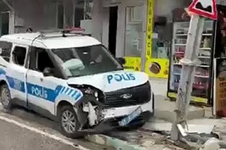 Dilovası'nda Gözaltındaki Şüpheli Taşkınlık Çıkardı: Polis Otosu Kaza Yaptı