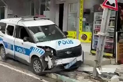Dilovası'nda Gözaltındaki Şüpheli Taşkınlık Çıkardı: Polis Otosu Kaza Yaptı