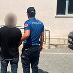 İzmit Bağdat Caddesi’nde Polisin Dikkati Sayesinde Yakalandı! 17 Yıllık Kesinleşmiş Cezası Vardı!
