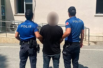 İzmit Bağdat Caddesi’nde Polisin Dikkati Sayesinde Yakalandı! 17 Yıllık Kesinleşmiş Cezası Vardı!