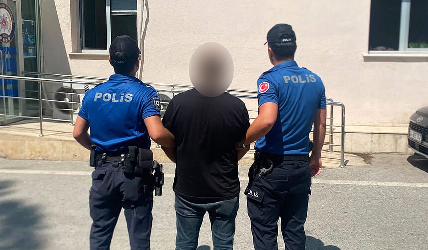 İzmit Bağdat Caddesi’nde Polisin Dikkati Sayesinde Yakalandı! 17 Yıllık Kesinleşmiş Cezası Vardı!