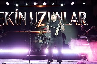Ekin Uzunlar Değirmendere'de Sahne Aldı: Meydanda Horonlu Konser