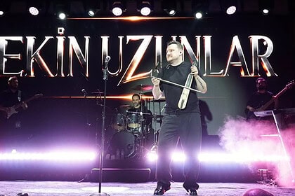 Ekin Uzunlar Değirmendere'de Sahne Aldı: Meydanda Horonlu Konser