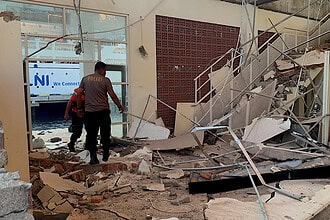 Endonezya'da 7.7 Büyüklüğünde Deprem Oldu: 20 Kişi Öldü, 3 Saatlik Tsunami Alarmı Verildi