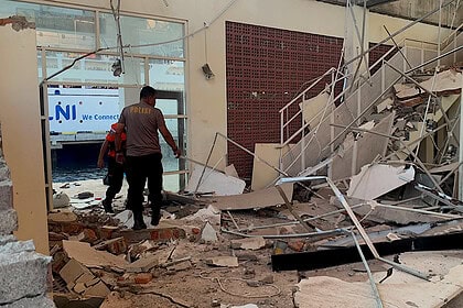 Endonezya'da 7.7 Büyüklüğünde Deprem Oldu: 20 Kişi Öldü, 3 Saatlik Tsunami Alarmı Verildi
